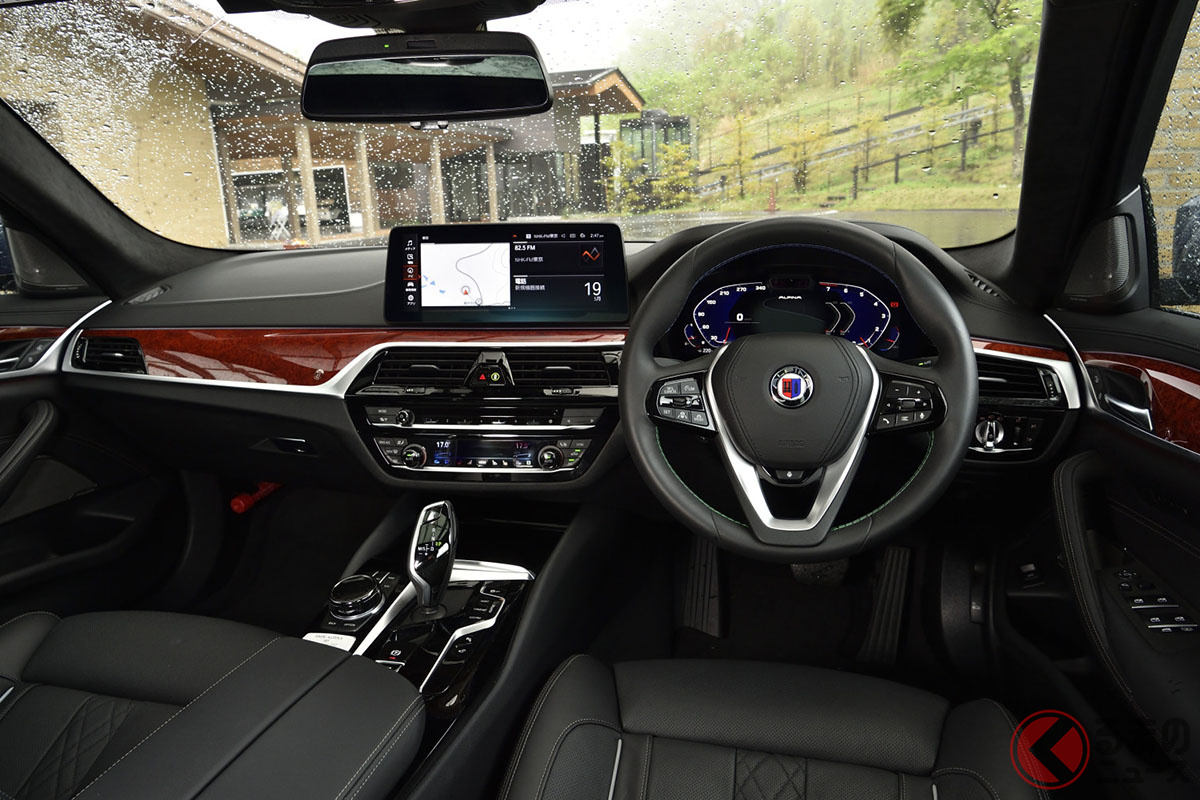 アルピナといえば、ウッドパネルが奢られたキャビンが伝統である