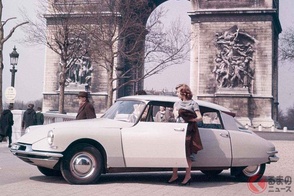 シトロエンDSはフォルクスワーゲン「ビートル」やBMC「ミニ」に次ぐ世界のクルマ史に残る名車だ。斬新なデザインと構造を持ったDSはフランスを代表するクルマとして今でも絶対的な認知度を誇っている。そんなDSだが、サスペンション以外に安価パーツを使用した「ID」という廉価モデルも存在していた(C)Stellantis N.V.