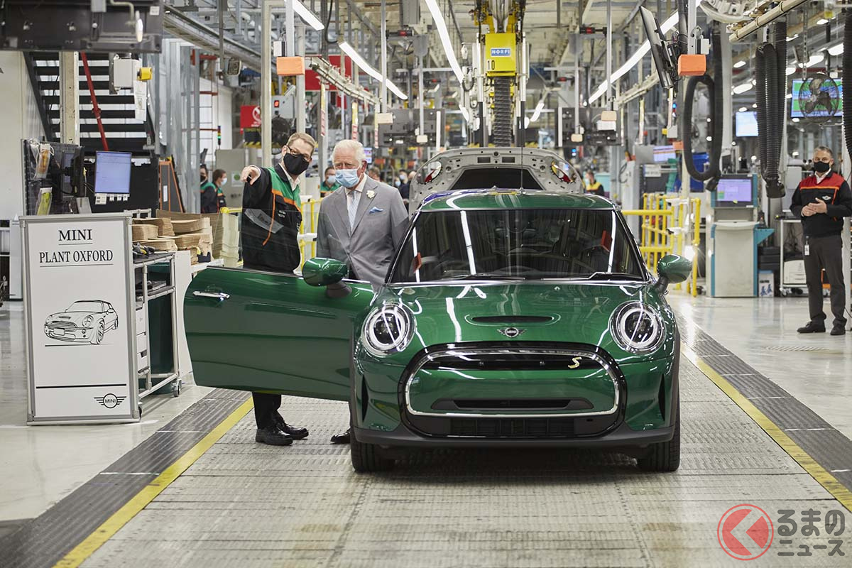 「MINIエレクトリック」に乗り込むチャールズ皇太子