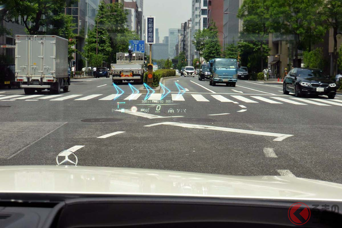 メルセデス・ベンツ新型「Sクラス」にオプション装備されるARヘッドアップディスプレイは、S500 4MATICに装備した場合のオプション価格は41万円となる ※写真はカメラを固定して撮影したもの