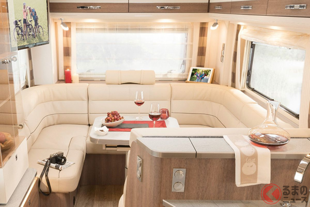 高級キャンピングカーも好調。写真はドイツ製「デフレス グランドアルパ I7820-2」のインテリアで、車両価格は2200万円(展示車価格/諸費用別・消費税別)