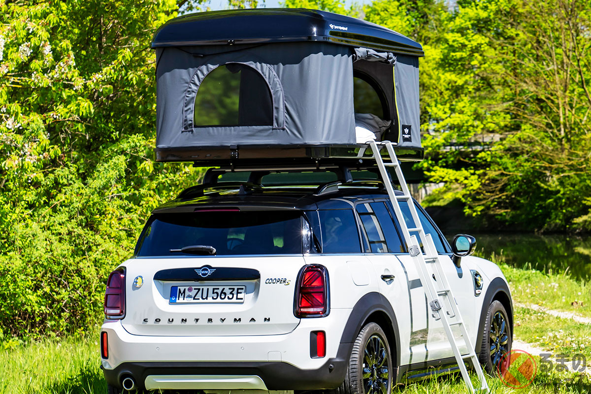 ルーフテントが装着された「ミニクーパーSE カントリーマン ALL4」