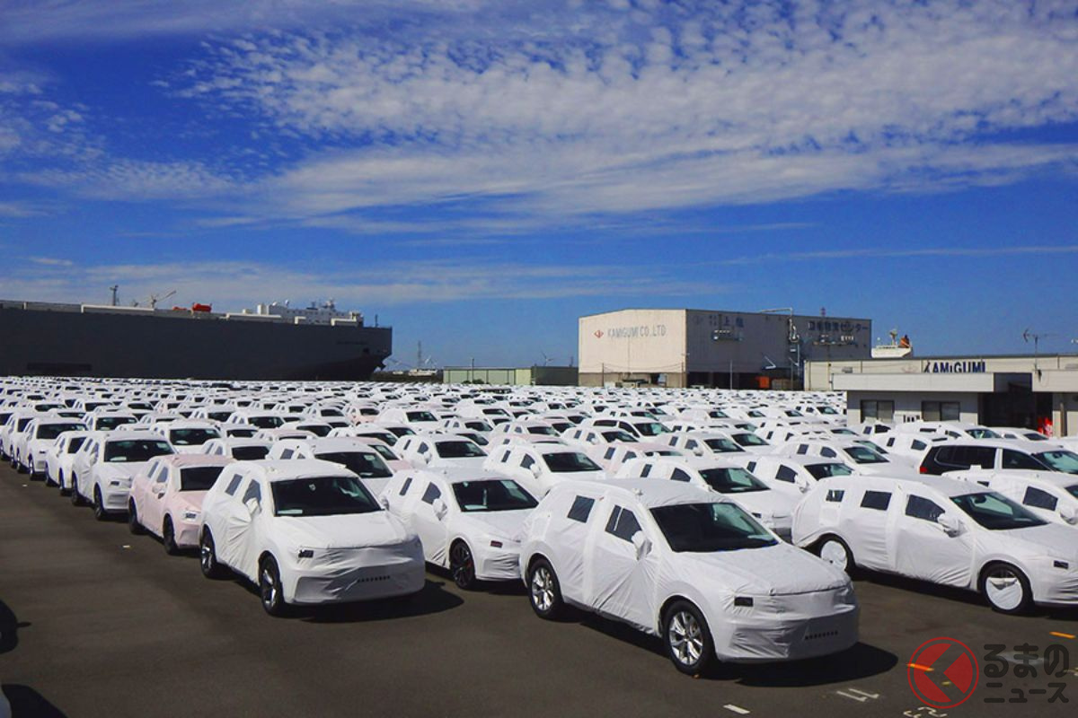 VGJ専用埠頭の横にあるモータープール。白いフルボディカバーは工場出荷時に被せられ、ボディを傷などから守る