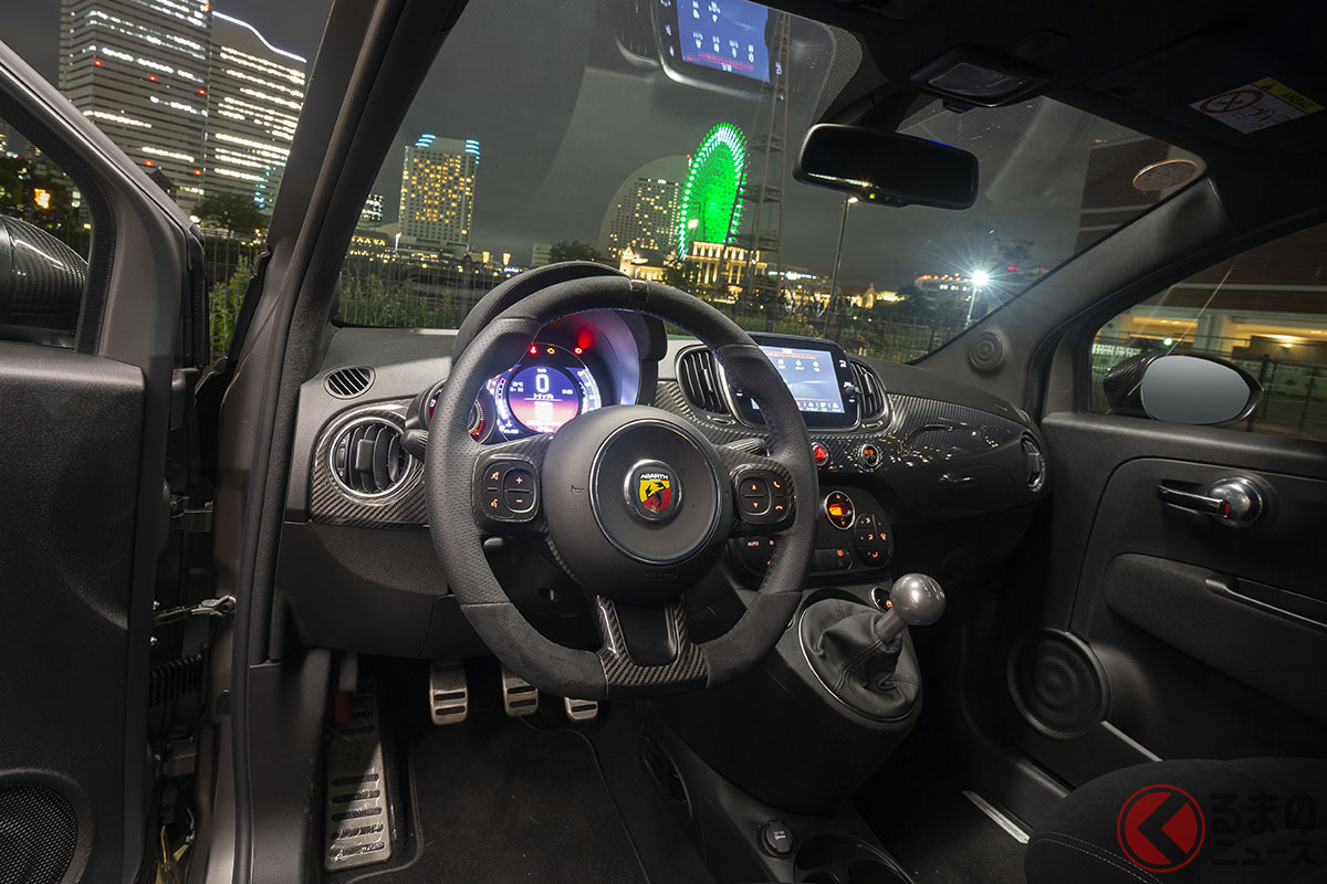 「595 モメント」は、右ハンドルが31台、左ハンドルが49台のみの限定販売