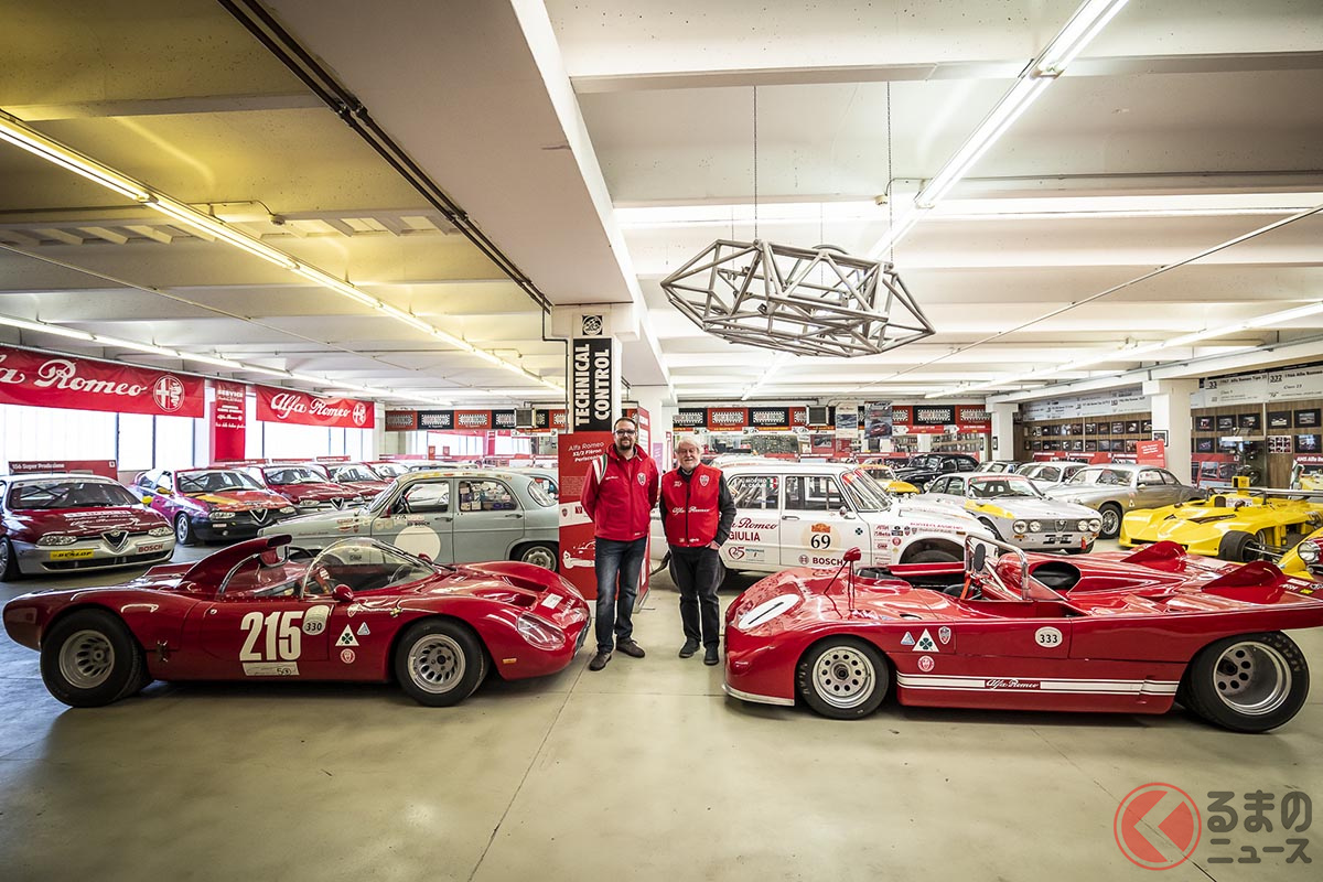 アンドレア・カイアーニ氏(左)とその父マルコ・カイアーニ氏(右)。 「Tipo 33/2 フレロン」(1967年)(左)と「Tipo 33 TT3」(1971年)(右)