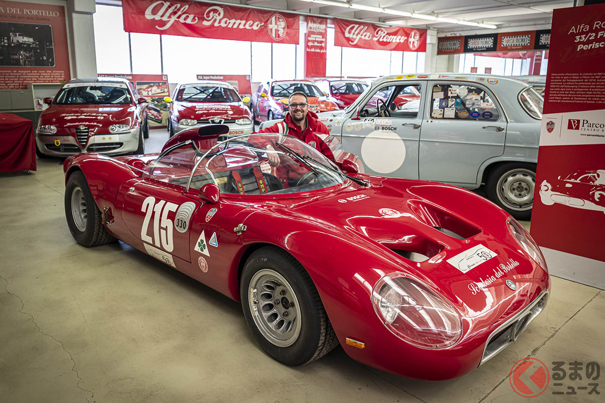 「Tipo33/2 フレロン」を前にニッコリ微笑むアンドレア