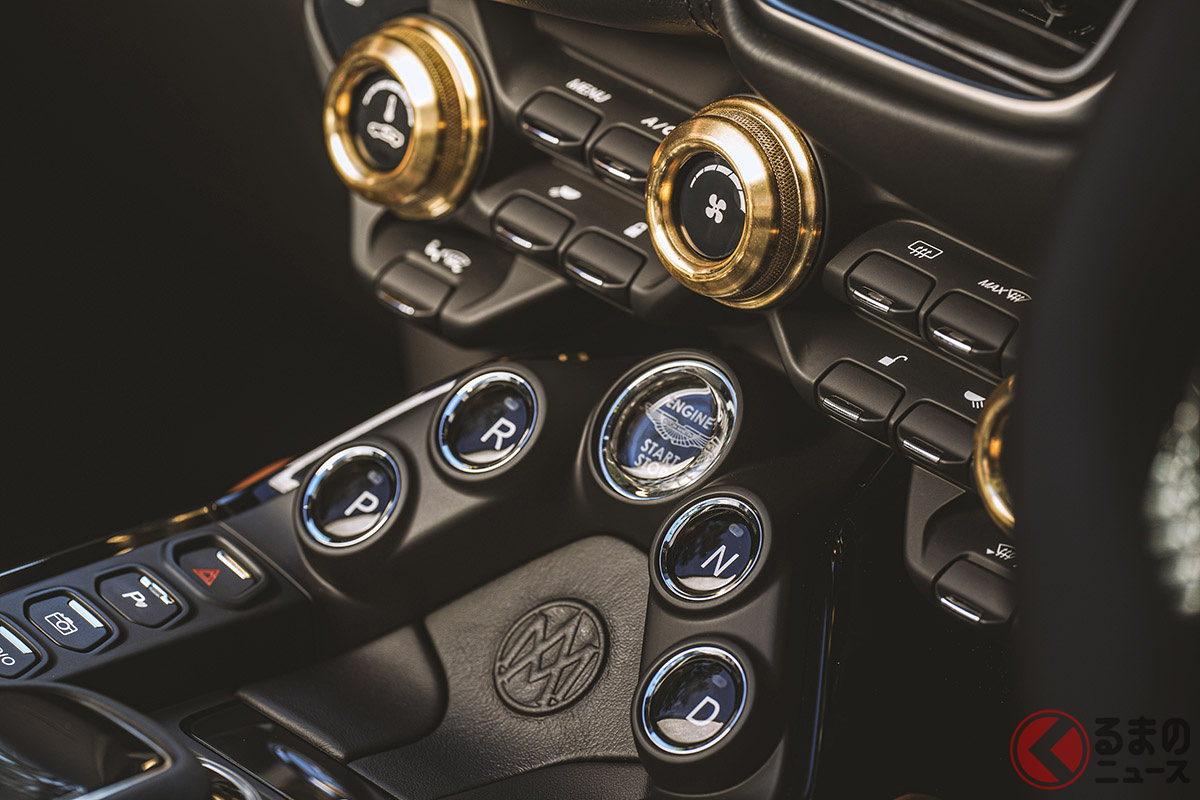 「A3」のインテリアの特徴となっていた真鍮からヒントを得たアイテムとして、特別仕様のロータリー・スイッチが採用されている