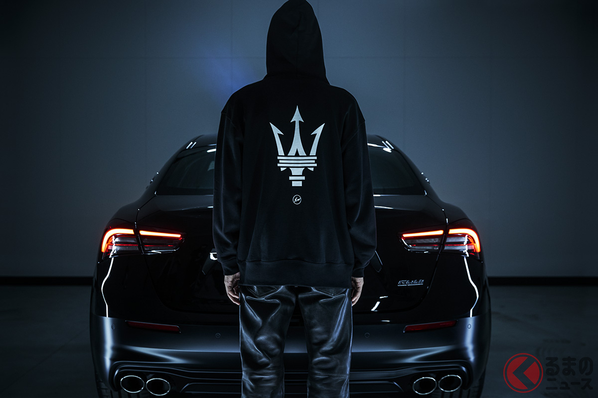 期間限定カプセル・コレクションのフーディ