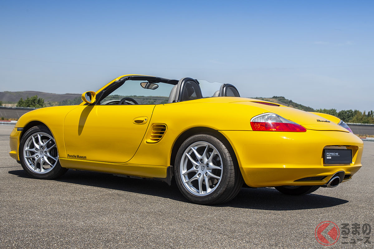 ポルシェ「ボクスター」、FRスポーツカーのポルシェ「968」の後継として1994年に登場した。「ボクスター」という名称は、水平対向エンジンを意味する「ボクサー」と、「ロードスター(オープントップ)」の造語だ。RRレイアウトのポルシェ911と異なり、MRレイアウトとなっているのが特徴だ(C)Porsche AG