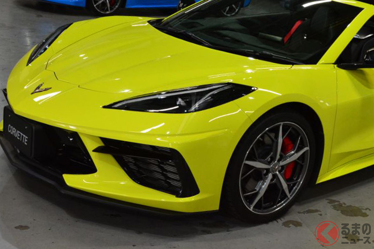 富士スピードウェイ本コースに並んだ新型「シボレー コルベット」