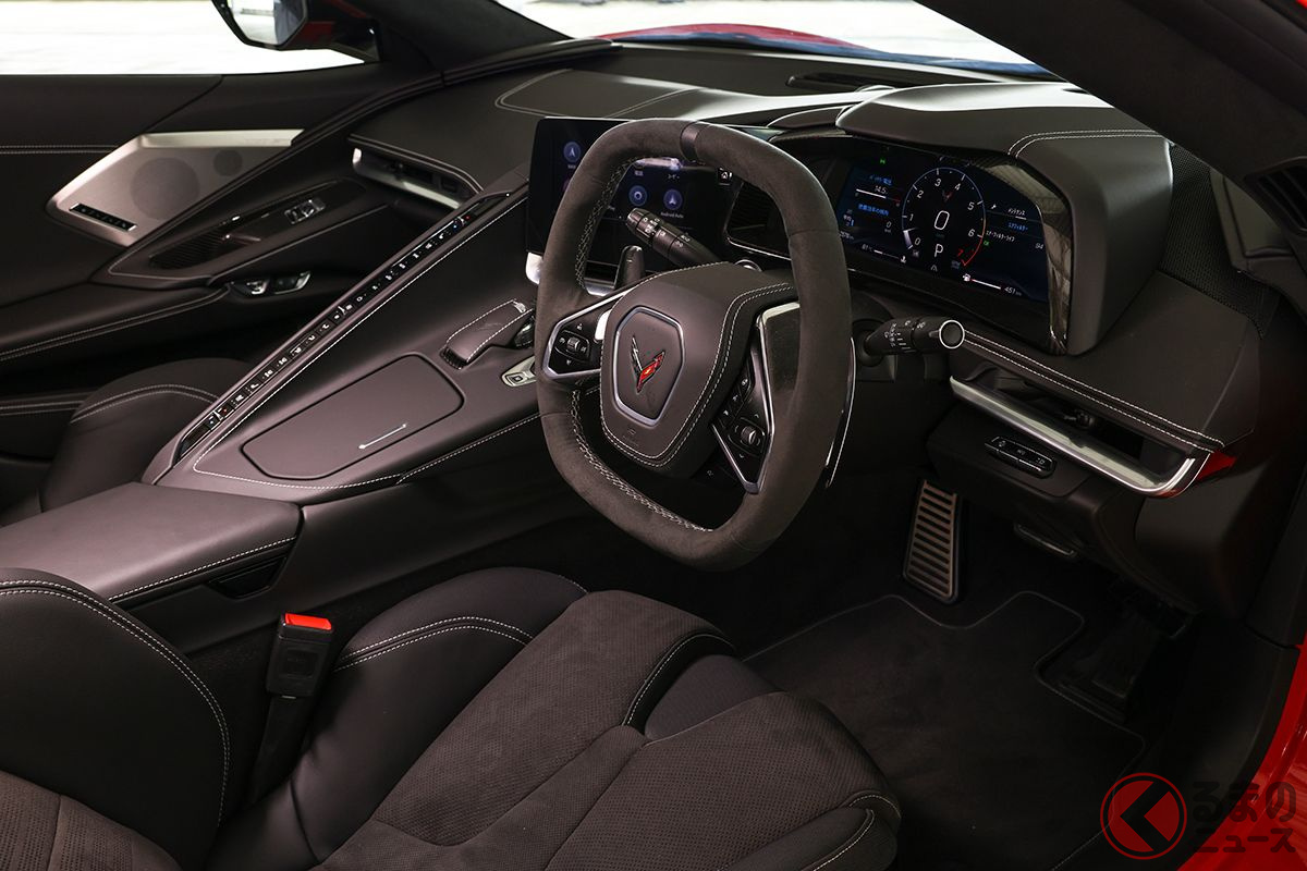 新型「シボレー コルベット」のインパネ。コルベット史上はじめて右ハンドルを用意