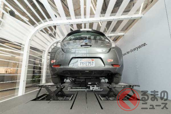 EV向け蓄電池交換ステーションで、蓄電池を交換する様子(画像:ENEOSホールディングス)。