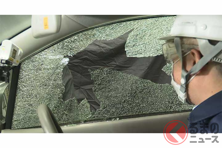 脱出用ハンマーで窓ガラスを破砕（画像：国土交通省）。