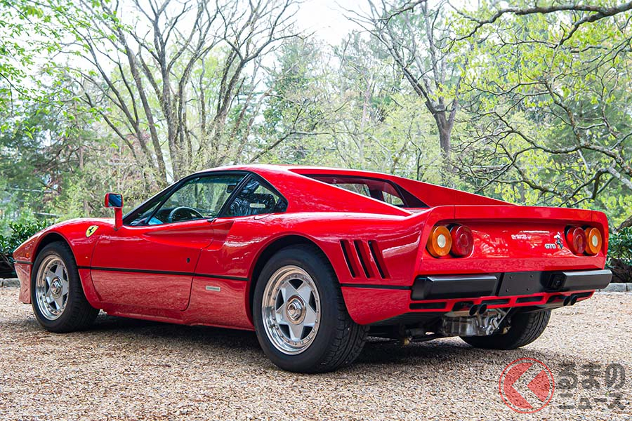 フェラーリ288GTOが只者ではないことが分かるのは、リアからの眺めである。「250GTO」伝統の3本のスリットにダックテール、そしてグラマラスなリアフェンダーが特徴