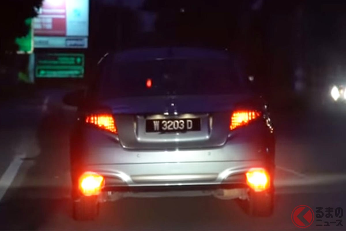 視界良好時にリアフォグランプを点灯させて走行する例。マレーシアでは、トヨタがその適正使用に関する啓発動画を公開している（画像：Toyota Malaysia）