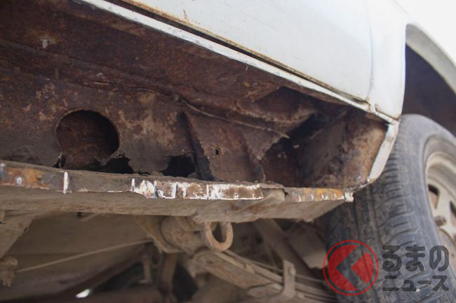 なぜエンブレムが腐食 温泉の成分でクルマは錆びる メッキが緑色になる場合も 適切な対策方法は くるまのニュース なぜエンブレムが腐食 温泉の成分でクルマは錆びる メッキが緑色になる場合も 適切な対策方法は くるまのニュース