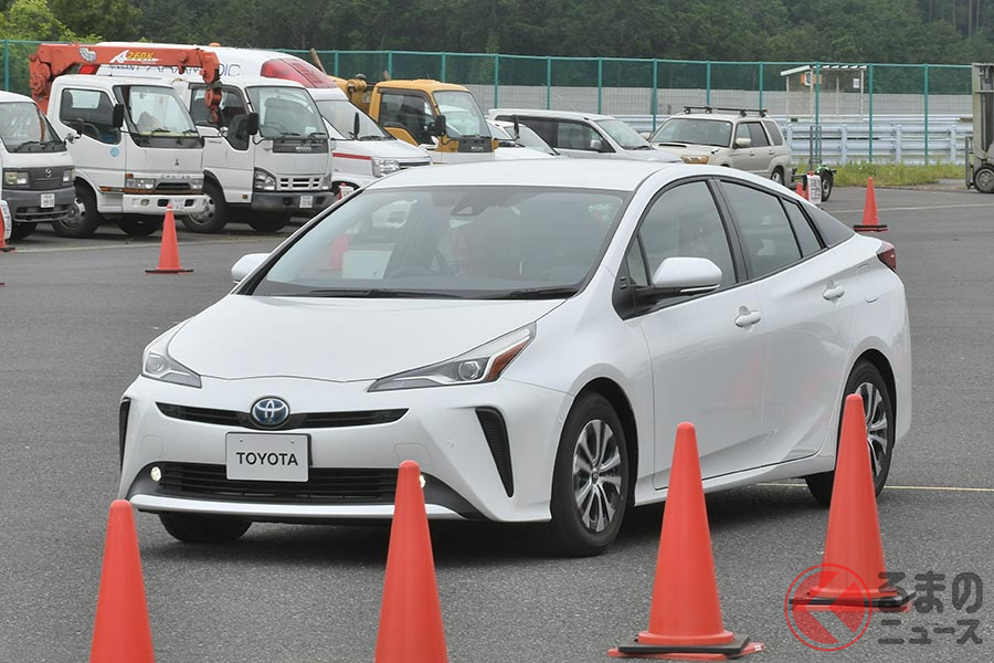 専用キーで開錠すると加速が抑制される機能「プラスサポート」をプリウスに搭載