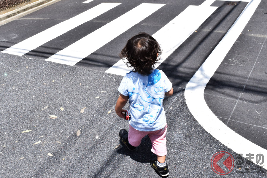 横断歩道を横断している、もしくはしようとしている歩行者がいる場合、車両は停車しなければならない