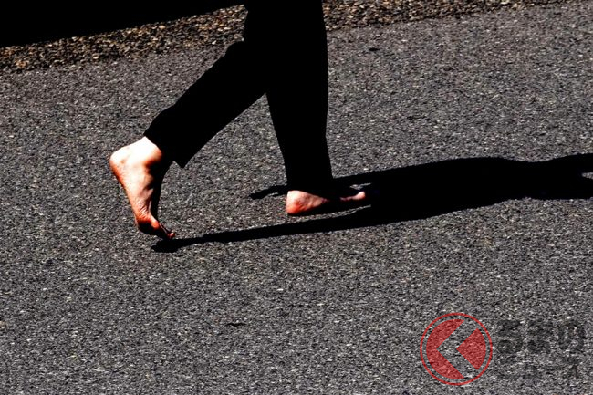 意外と知らない 道路の横断ルール 歩行者横断禁止 の標識なければ車道を横断してもok くるまのニュース 意外と知らない 道路の横断ルール 歩行者横断禁止 の標識なければ車道を横断してもok くるまのニュース