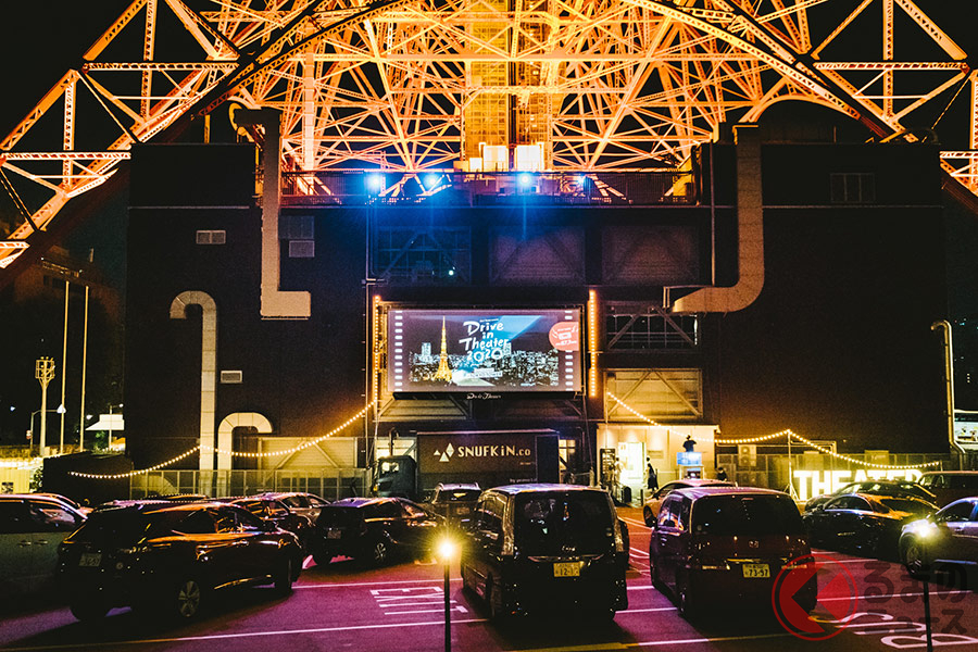 頭上には東京タワー!? 幻想的で非日常感を味わえるドライブインシアター