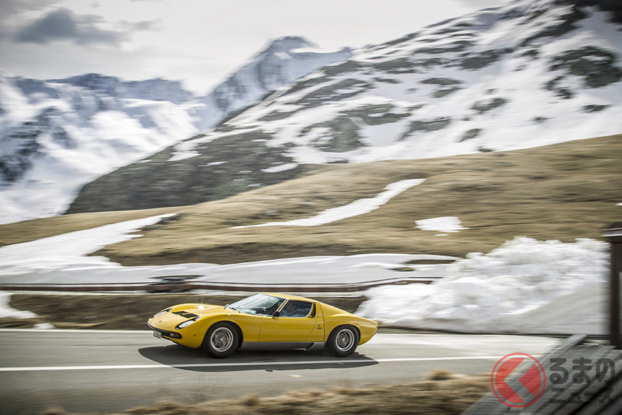 6月でも冬期に降り積もった雪が残るグラン・サン・ベルナール峠の、風光明媚な残雪のなかを「ミウラSV」でドライブ