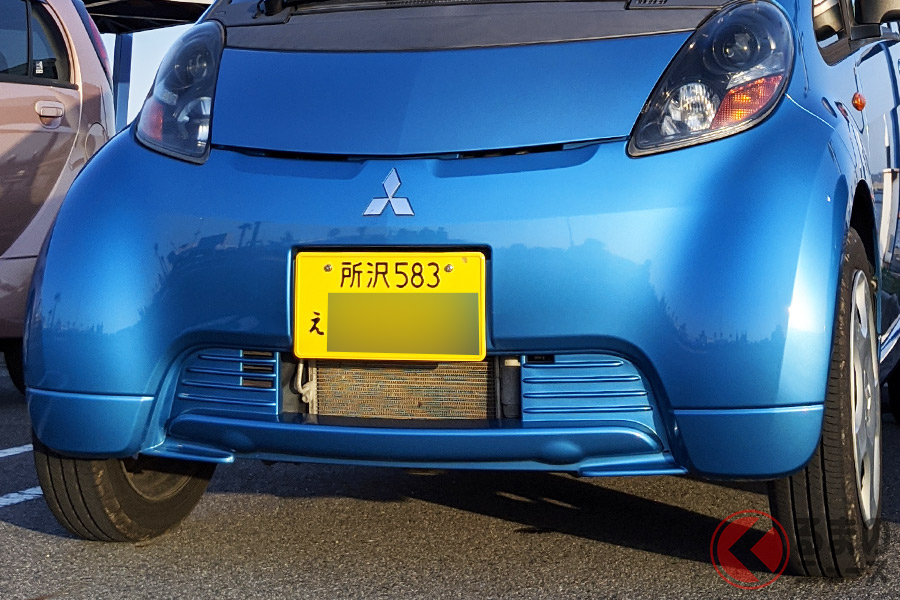 オリンピック記念ナンバーを除き、軽自動車(自家用)には通常黄色いナンバーが装着される(ご当地ナンバーの場合は黄色い縁入り)