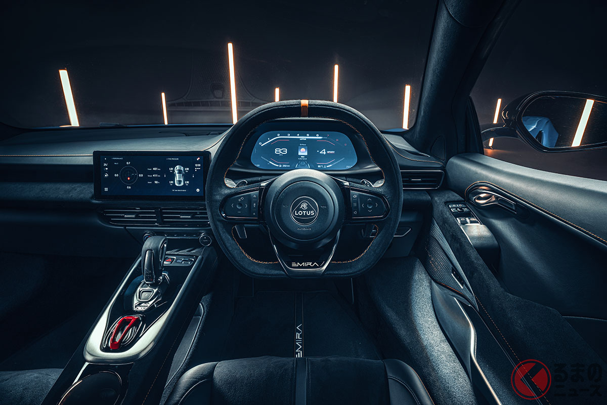 ステアリングホイールはこれまでのモデルではほぼ真円だったが、フラットボトム・タイプのD字型になった