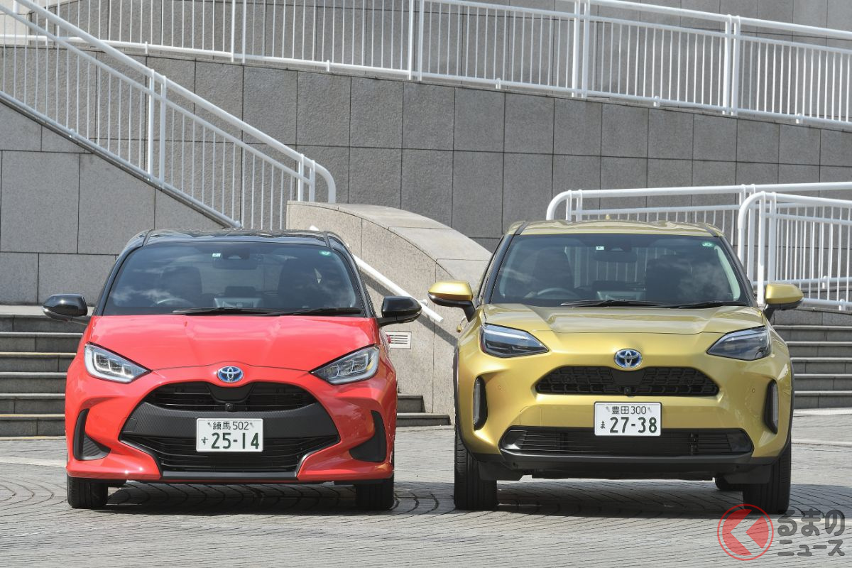 ヤリス(左)とヤリスクロス(右)