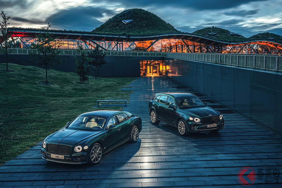 ロジャーズ・スターク・ハーバー+パートナーズが設計を担当したマッカランのビジターセンターをバックに、2台のハイブリッド版ベントレー