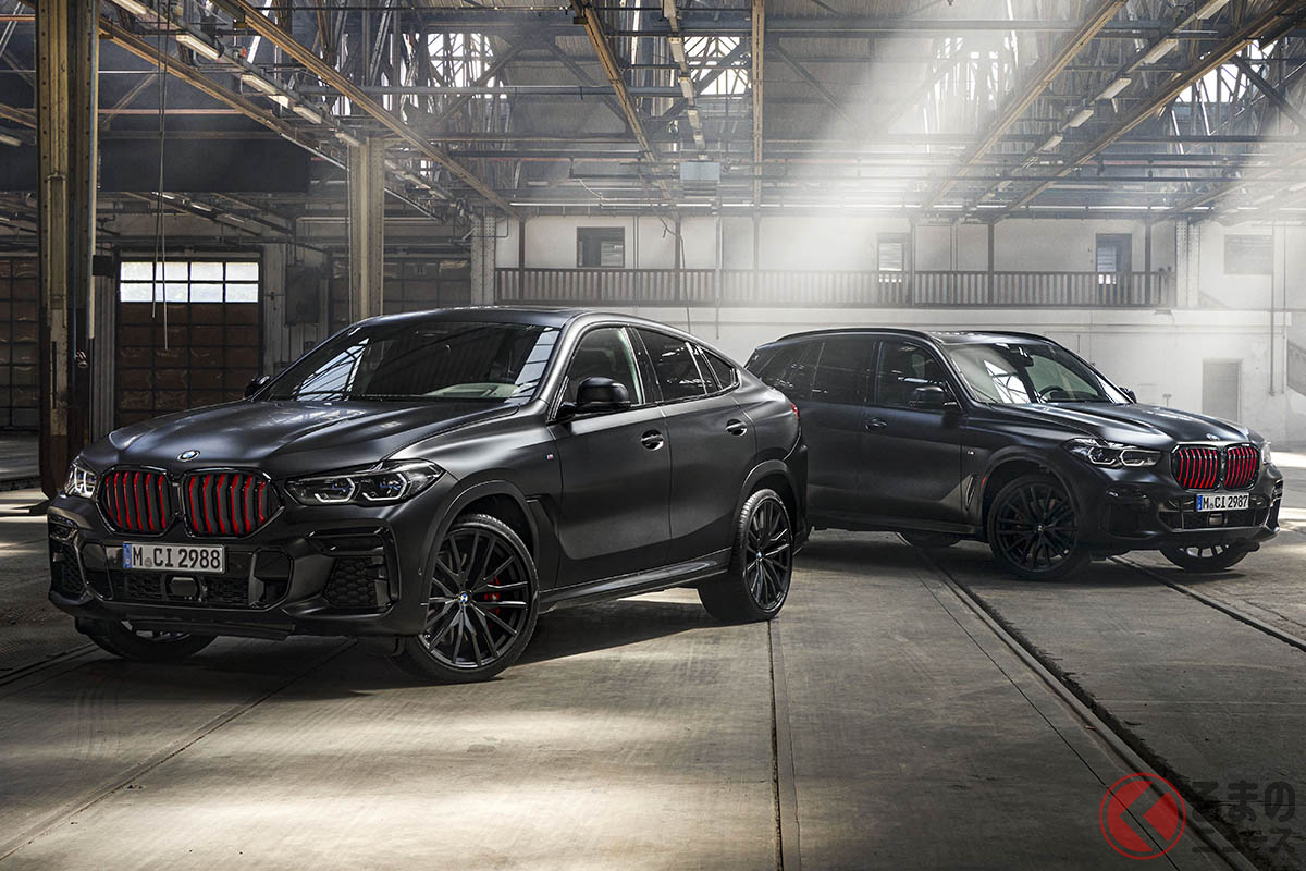 レッドに塗られたキドニーグリルが特徴的なBMW「X5/X6ブラック バーミリオン」