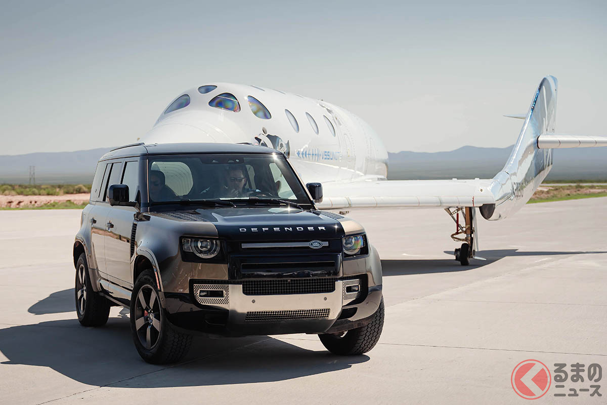 有人宇宙船「スペースシップ2ユニティ」でのテスト飛行をサポートするランドローバー「ディフェンダー」