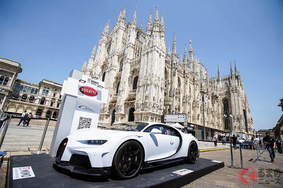 ミラノのドゥオーモをバックに、4台のブガッティが並んだ