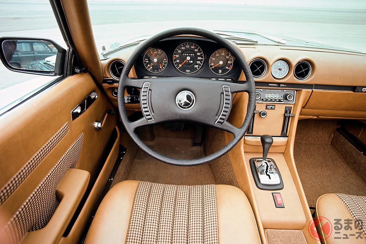 「350SL」のインテリア。現代のSLと比べれば、かなりシンプル