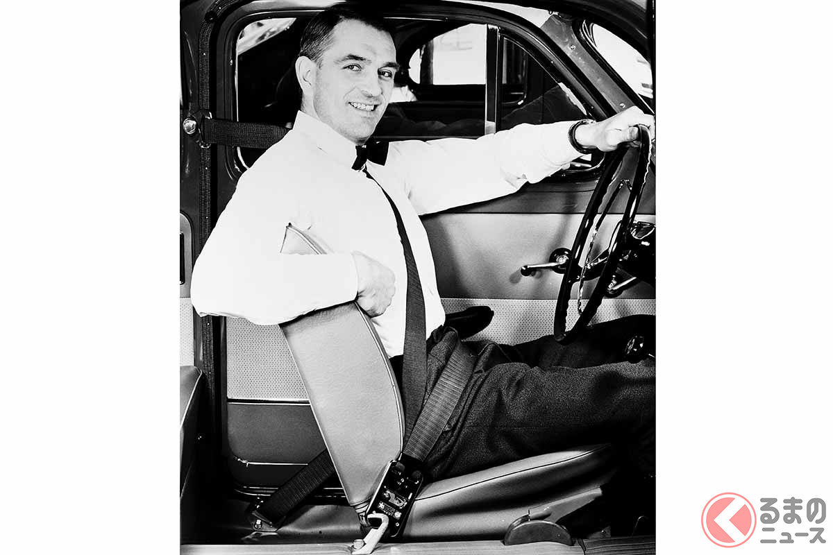 1959年に初めて搭載された3点式シートベルト。ボルボはこの技術の特許を無償公開した。写真はボルボのエンジニア、ニルス・ボーリン氏