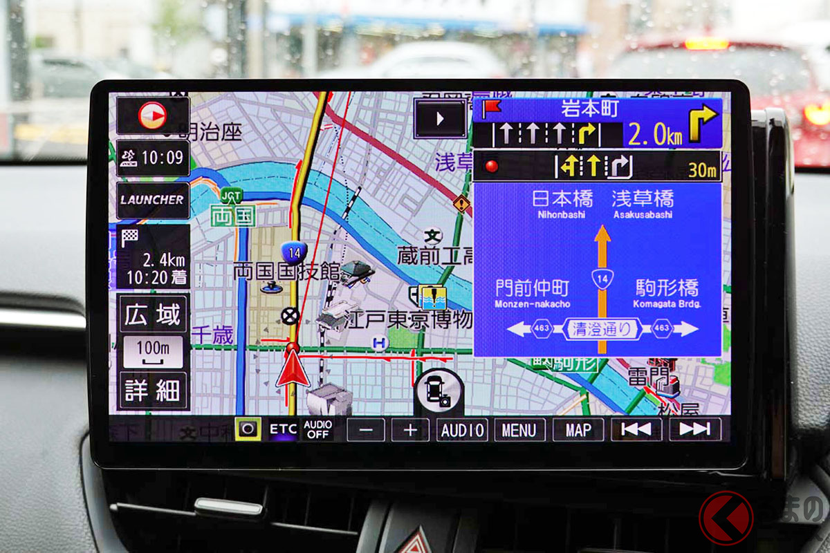 車載ナビはローカルに地図データを置くことで、方面案内標識など詳細な表示に対応し、道路の高低差も自動認識するなど、より詳細な案内を可能としている。写真はパナソニック「Strada」CN-F1X10BLD