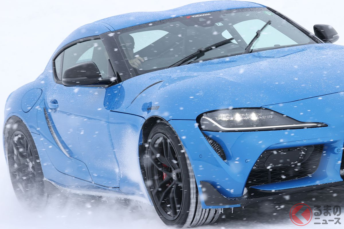 最新スタッドレスタイヤは、アイス性能やスノー性能など冬性能だけでなく、ドライやウエット性能などの向上も謳っている。写真はヨコハマの乗用車用最新スタッドレスタイヤ「アイスガード7」を装着したトヨタ「スープラ」のスノー路面での走り