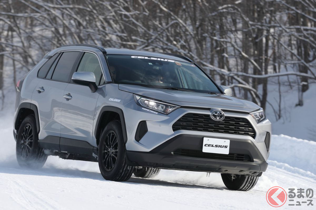 TOYO TIREの最新オールシーズンタイヤ「セルシアス」を装着したクルマの走行シーン。都市部のドライバーにはメリットも大きい