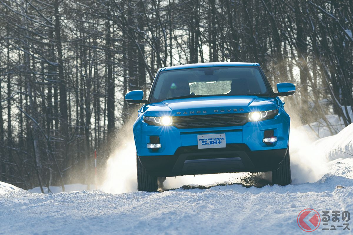 ダンロップ「ウインターマックスSJ8+」を装着したクルマの走行シーン