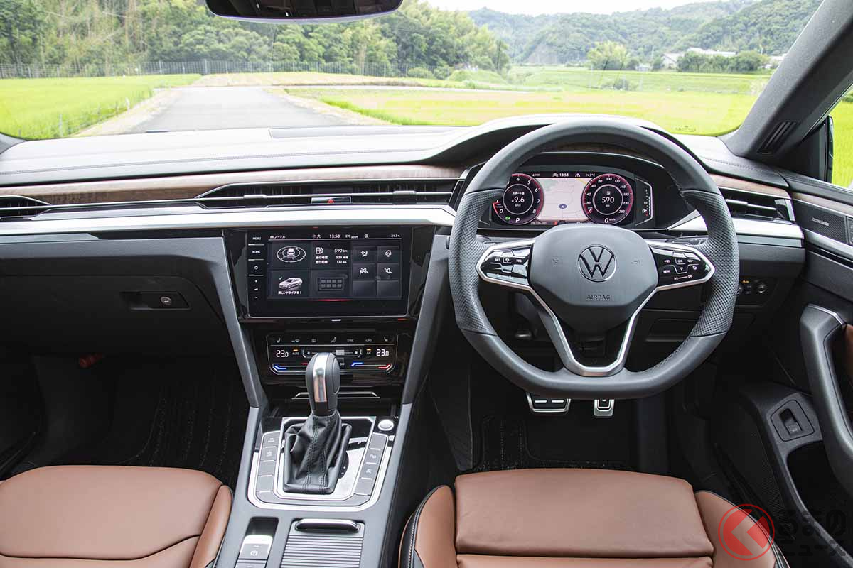 VW新型「アルテオン・シューティングブレーク」のインパネ