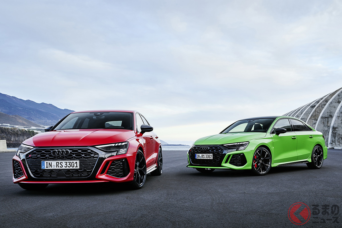 7月19日に世界初公開されたアウディ新型「RS3スポーツバック」(左)と新型「RS3セダン」(右)