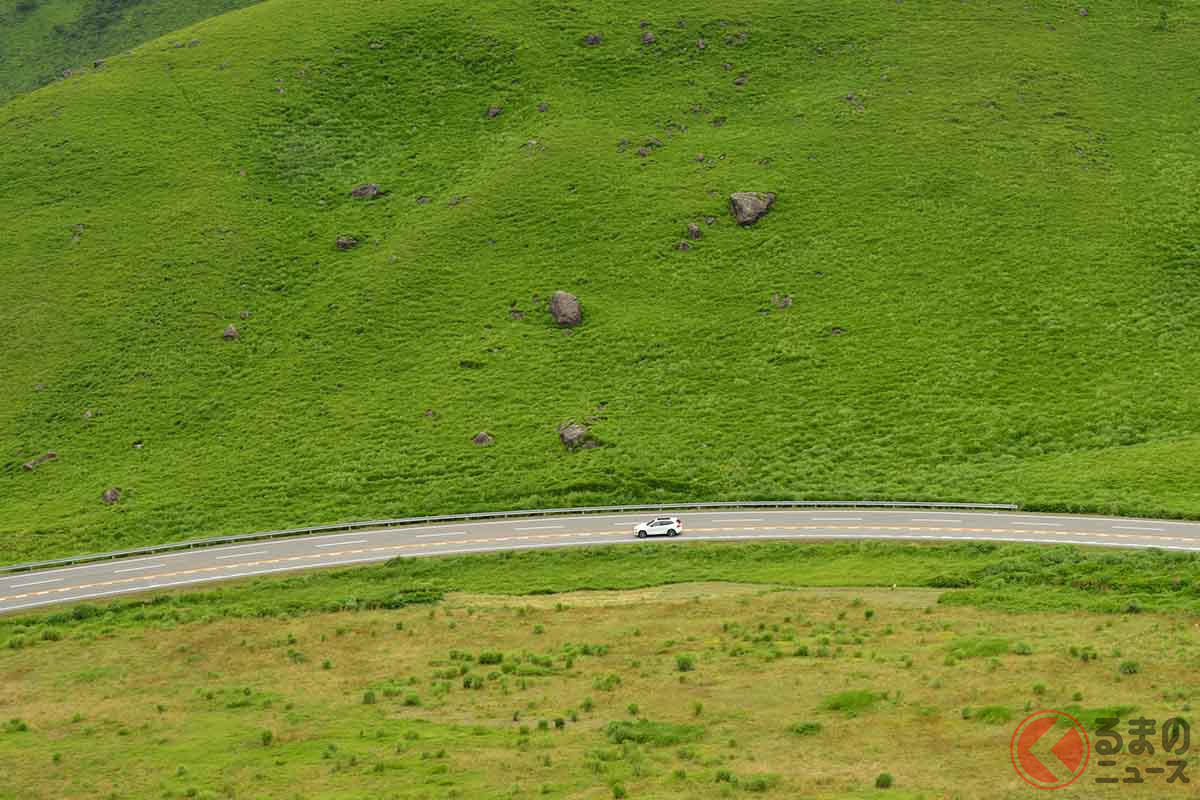 大分県・湯布院と由布岳を結ぶ県道216号線「やまなみハイウェイ」を走る