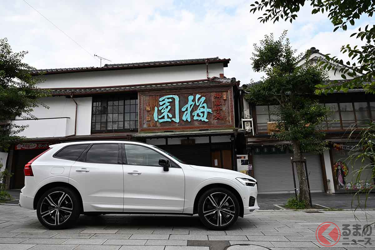 太宰府天満宮の参道でのボルボ「XC60」