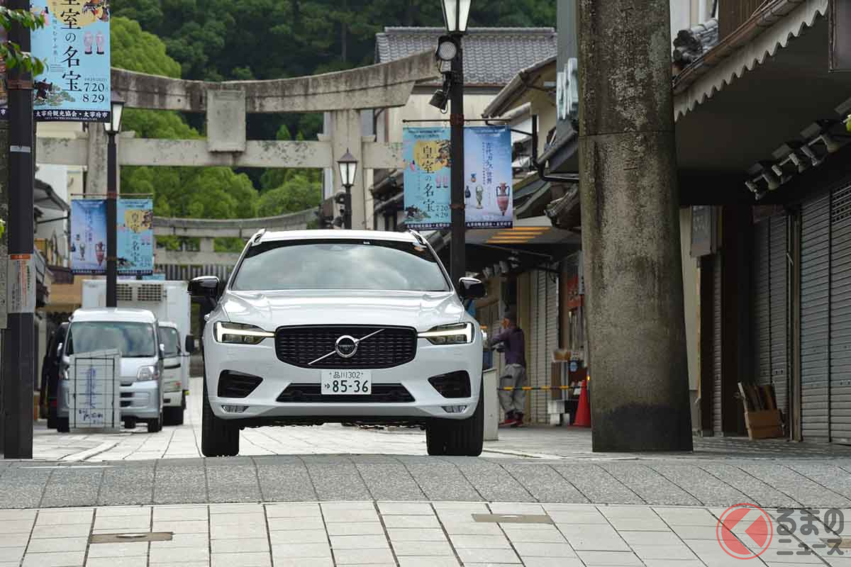 太宰府天満宮の参道でのボルボ「XC60」