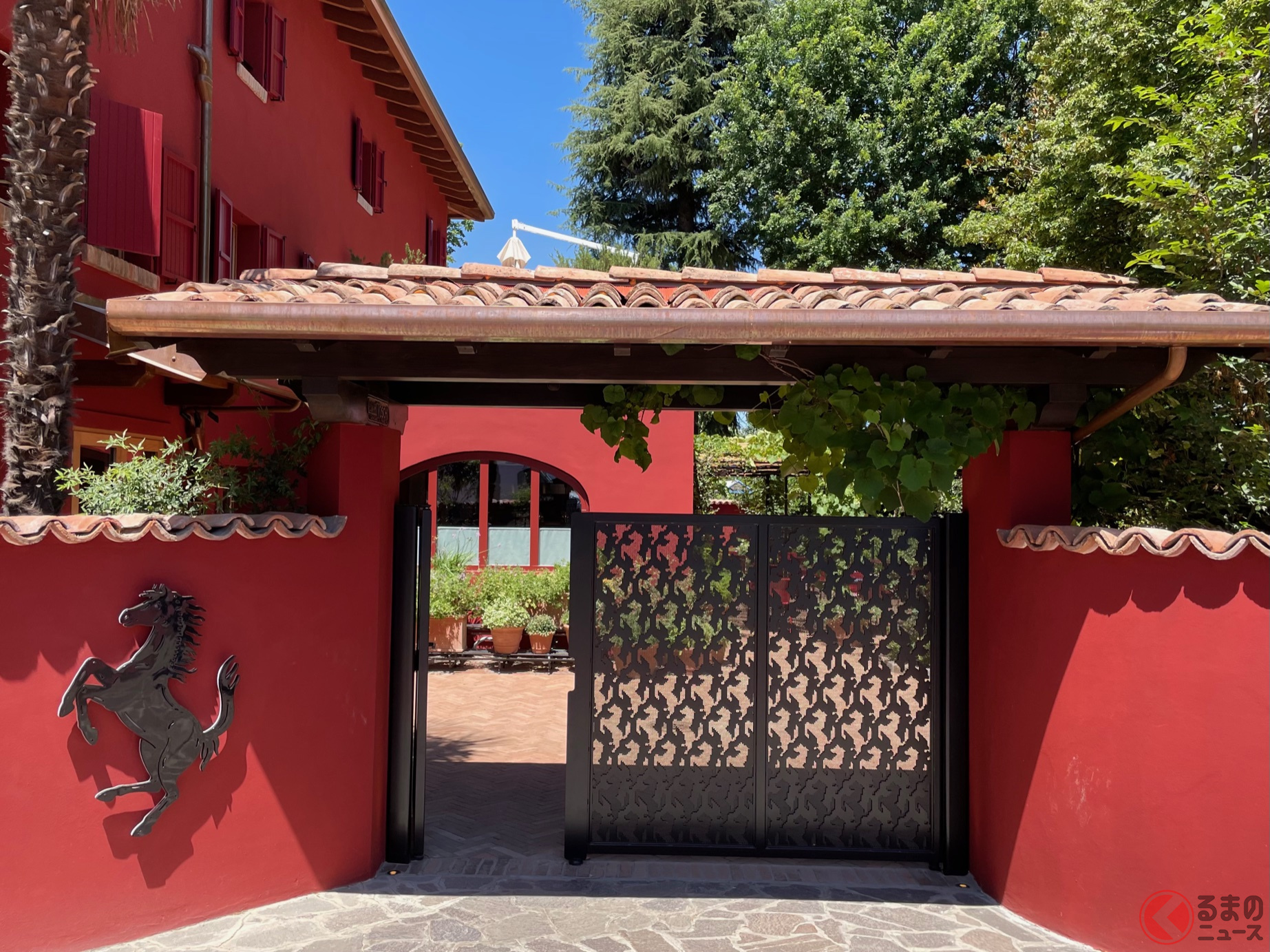 リストランテ・カバリーノの正門。外壁が赤に変わった