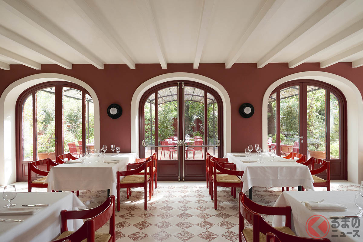 昔のフェラーリのレッドに囲まれたメインルーム。かつてのトラットリアのイメージが残っている