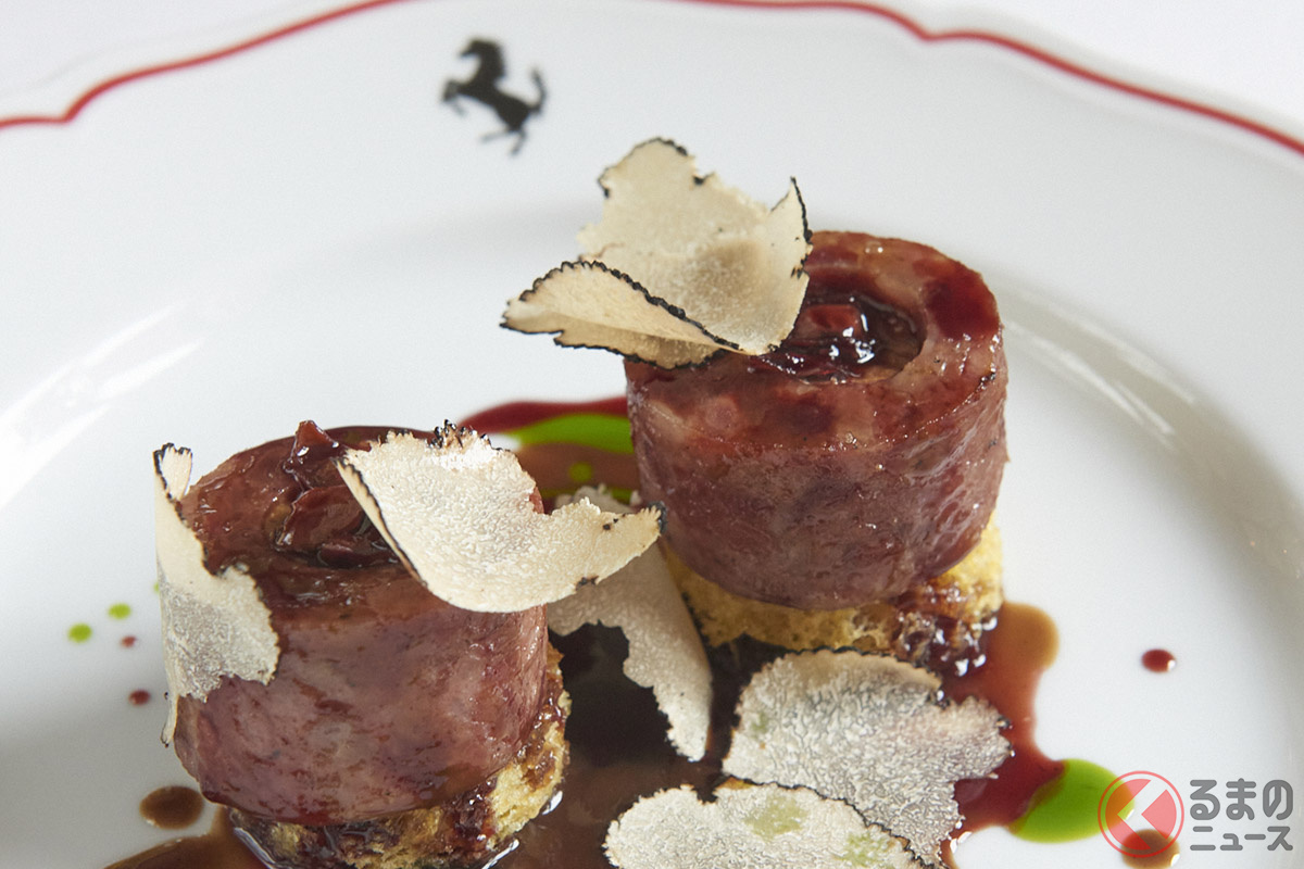 ミネラルトリュフとモデナ サワーチェリーソースで飾られたロッシーニ風コテキーノ