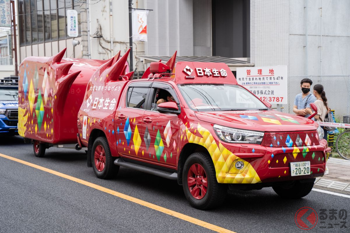 個性的なデザインの日本生命が展開したトヨタ「ハイラックス」ベースの車両(撮影:加藤ヒロト)