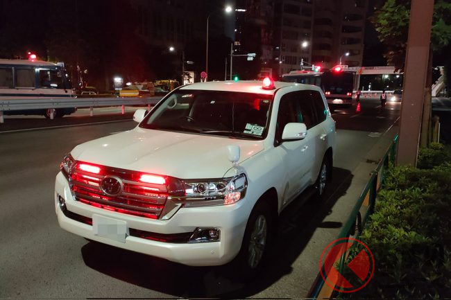 まさかお前が 覆面パトカーのトヨタ ランクル が東京に招集 赤色灯の存在感が凄い くるまのニュース まさかお前が 覆面パトカーのトヨタ ランクル が東京に招集 赤色灯の存在感が凄い くるまのニュース