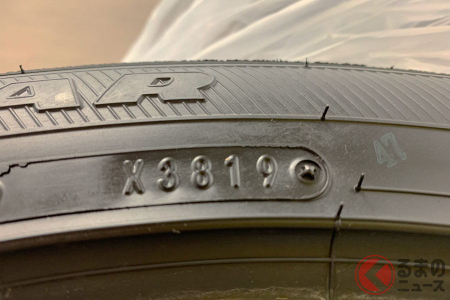 タイヤに記載される製造時期（3819の場合、2019年9月中旬となる）