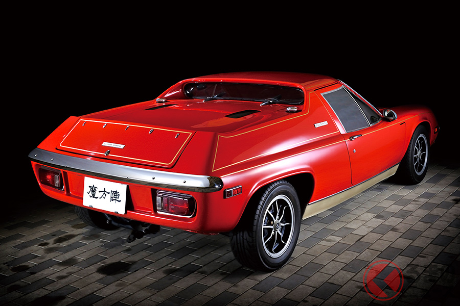 モノコック・ボディにミドシップエンジンを搭載する当時最先端の技術を取り入れ、新時代のピュアスポーツとして登場